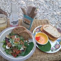 moestuinsalade met gekarameliseerde walnoten, geroosterde groente en feta. Tosti met cheddar en kimchi. at Zo'ndag Werkendam in Werkendam