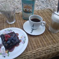 amandel brownie met perfecte koffie at Zo'ndag Werkendam in Werkendam