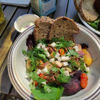 Moestuinsalade met zuurdesem brood en boter at Zo'ndag Werkendam in Werkendam