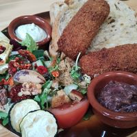 Kroketten op brood met uiencompote en lekkerste salade in de wereld at Zo'ndag Werkendam in Werkendam