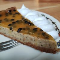 Passievrucht cheesecake met slagroom at Zo'ndag Werkendam in Werkendam