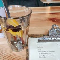 Specerijenthee (kaneelstok, gember, sinaasappelschijf, steranijs) at Zo'ndag Werkendam in Werkendam