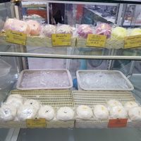 All bund with yellow label and "jay" sign are vegan at Pun-Pao Steamed Buns in Chiang Mai