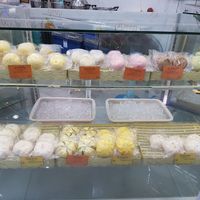 All buns with yellow label and circled "jay" sign at the left are vegan at Pun-Pao Steamed Buns in Chiang Mai