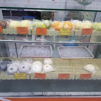 All buns with yellow label and circled "jay" sign are vegan at Pun-Pao Steamed Buns in Chiang Mai