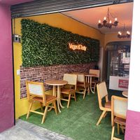 Restaurante acogedor en donde encontrarás hamburguesas veganas deliciosas. at Sugar Planty in Mexico City