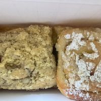 Plum and „Bienenstich“ Roll  at Cinnamood in Bochum