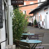 Blick von einem Sitzplatz Richtung Straße  at Jackson - Kaffee Werkstatt Rösterei in Cologne