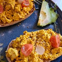 Tofu Scramble Sandwich at Balino Yoga Café  in Sevilla