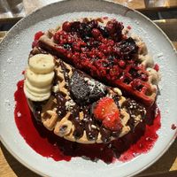 Metà waffle al cioccolato e metà ai frutti di bosco   at Balino Yoga Café  in Sevilla