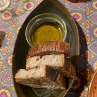 Entrada de pão e azeite com azeitonas at PSI in Lisbon