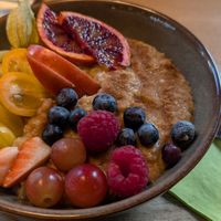 Porridge aus Haferdrink mit Obst at Café & Tee Lounge in Chemnitz