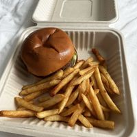 The great beyond burger consists of. Beyond Burger, smashed avocado, lettuce, tomato, onion. Wasn’t too bad  at Urban Pantry in Orlando