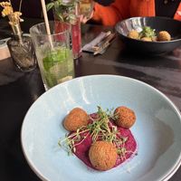 Rote Beete Hummus mit Falafel   at Schwarze Katz in Memmingen