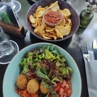 falafelsalad and fries at Schwarze Katz in Memmingen