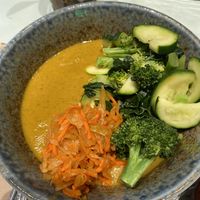 tibetan mama (brown rice, coconut peanut butter curry sauce, steamed greens, ghentse kimchi)  at Le Botaniste - Bryant Park in New York City
