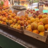 Peaches at Pijaca Mirijevo in Belgrade