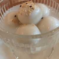 Boules de riz gluantes dessert fourrées cacahuètes et sésames at Vegebowl in Paris