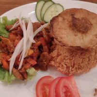 Boeuf lok lak with vegan fried "egg" at Vegebowl in Paris