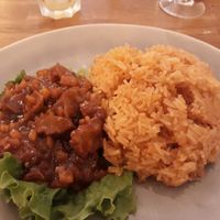 Lôk Lak "beef" and rice (9€) made with tomato, satay sauce, onions. [05/09/2018] at Vegebowl in Paris