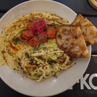 Hummus-Teller mit kleiner Portion vegane Käsespätzle at NEĀ The Deli & Urban Concept Store in Bochum