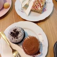 Blondie, oreo cupcake, tiramisu cupcake. at Gebakswinkel Bloem in Weert