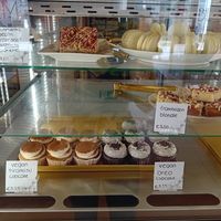 Vegan assortiment in vitrine. at Gebakswinkel Bloem in Weert