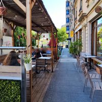 Outdoor seating at Les Petites Artisanes in Geneva