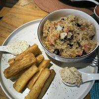 Quinoa con yuca (el falafel vino emplatado en el otro plato) at Lewis's House in Puerto Viejo De Talamanca