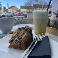 Veganer Blaubeerkuchen und Golden Oat Milk  at Kaffee Provokateur in Sankt Augustin