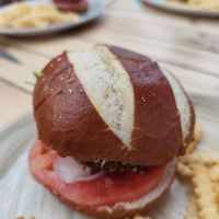 Veganer Burger mit Spinatpattie at TXOTS in Empuriabrava