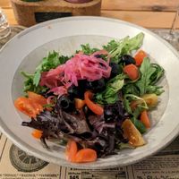 Gemischter Salat, Dressing Essig -Öl, wie gewöhnlich zum selbst dosieren at Pizzeria Piccolino in Zambujeira Do Mar