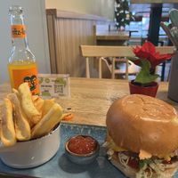 Lunch deal Cheeseburger + Fries  at SIGGIS v/gan burger & co in Munich