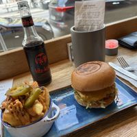 Lunch Deal (11€) mit Cheeseburger und Pommes (+Aufpreis für chipotel Pommes) + Getränk + Cookie   at SIGGIS v/gan burger & co in Munich