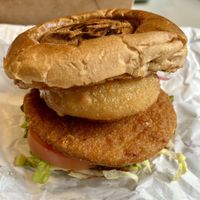Crispy No-Chicken mit extra Onion Rings  at SIGGIS v/gan burger & co in Munich