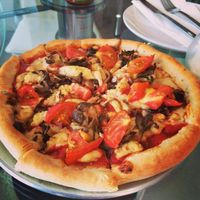 vegan pizza with mushrooma and tomato at Pizza Sun in Chatan