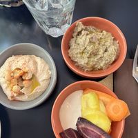 Hummus, babaganoush, verdure  at 21 House Of Stories Città Studi in Milan