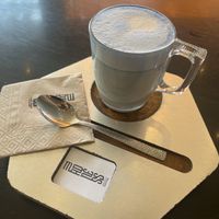 Latte à la spiruline et lait d avoine   at Madness Coffee Benidorm in Benidorm