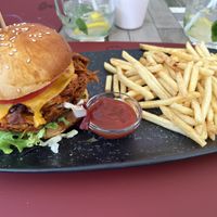 Vegan Pulled Jackfruit Burger mit Pommes 🍟   at Bella Napoli in Riva Del Garda
