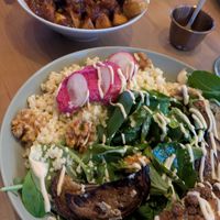 Patatas bravas und Bulgur Bowl mit Spinat at Botanic Restobar in Mallorca