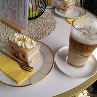 Gâteau aux baies et macchiato, tous deux vegans. at Franzi's Café und Konditorei in Dasing
