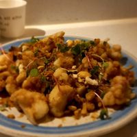 Colifror frita con salsa de caramelo y  anacardos at Tae Tae Tae (태태태) in Busan