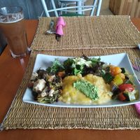 Feijoada vegan, polenta, legumes salteados e salada. 💚 at Ananda Cafe in Covilha