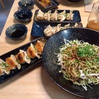 Vegane Maultaschen (gebraten und nicht gebraten), asiatische Nudelsalat at Isst Balance  in Titisee-neustadt