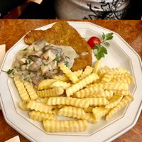 Schnitzel mit Pommes und Rahmpilzsauce  at Die Sonnenuhr in Zeltingen