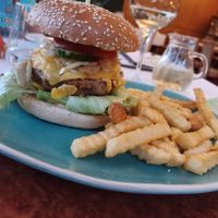 No-chicken burger with fries as extra at Die Sonnenuhr in Zeltingen