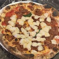 Pepperoni vegana. Se ve raro pero estaba deliciosa jaja  at OWAP in Naples