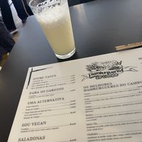 Menu-kaart met vers geperste ananas-sap  at Hamburgueria do Campo - Portela de Sintra in Sintra