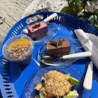 Rasperry & chocolate raw cakes, chia pudding, vegan bun with beetroot hummus  at Omattgjort in Geilo