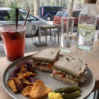 Sándwich, bebida con frutos rojos  at Morgentau. in Barcelona